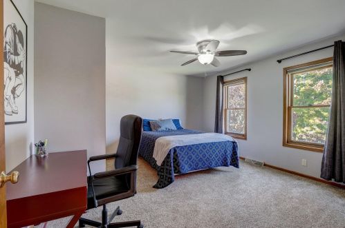 930 Rae Dr, Chenequa WI 53029-1149 exterior