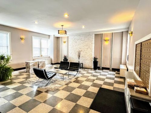 3933 Clarendon Ave, Chicago, IL 60613-3222