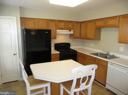 7487 Gadsby Sq, Alexandria VA  22315-5294 exterior