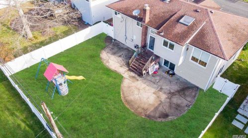 717 Eagle Dr, Valley Stream NY 11581-3539 exterior