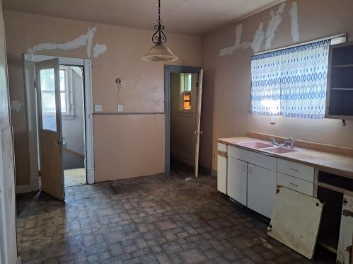 3054 11th St, Milwaukee, WI 53215-3816