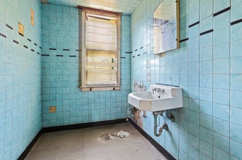 10100 Bensley Ave, Chicago IL 60617-6129 exterior