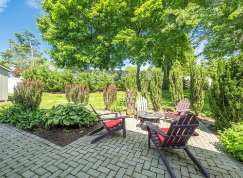 36 Karen Dr, Norwalk CT 06851-6033 exterior