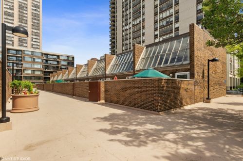 1537 Sandburg Ter, Chicago IL 60610-8052 exterior