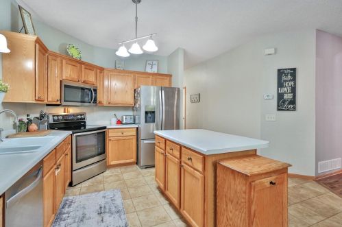 408 Hickory Ln, Saint Paul MN 55128-7037 exterior