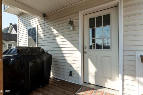 836 Sigsbee St, Grand Rapids MI 49506-2539 exterior