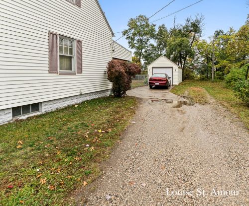 35 Maplewood Ave, Meskegon MI  49444-3045 exterior