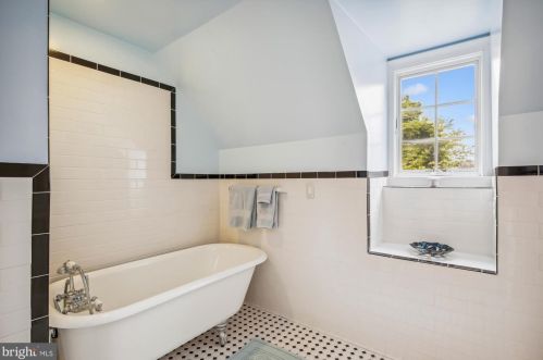 2417 Davis Ave, Alexandria VA  22302-3209 exterior