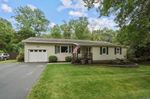 24 Tamarack Hl Dr, Poughkeepsie NY 12603-1112 exterior