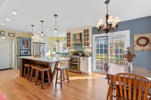 6924 Yates Rd, Milwaukee WI 53217-3948 exterior