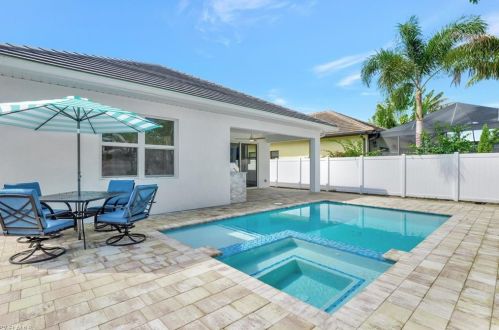 621 105 Ave, Naples FL 34108-1839 exterior