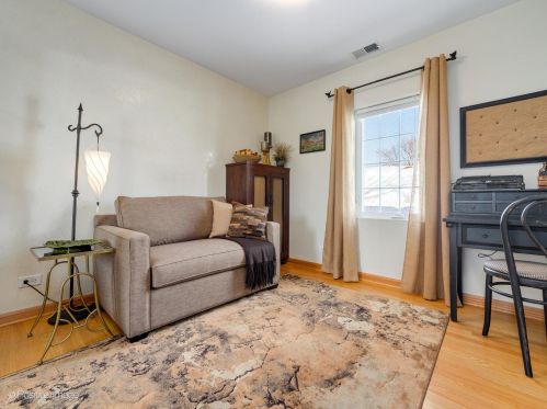 4831 Winnemac Ave, Chicago IL 60630-2432 exterior