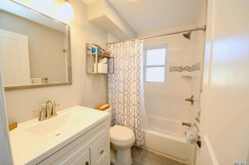 19 Livingston St, Huntington Station NY 11746-4026 exterior