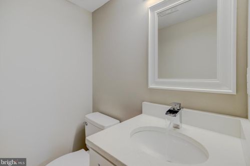 8901 Linton Ln, Alexandria VA 22308-2438 exterior