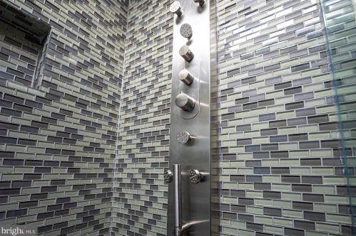 151 Moncure Dr, Alexandria VA 22314-4946 exterior