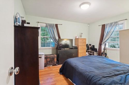 11 Erin Ct, Norwalk CT 06854-3303 exterior