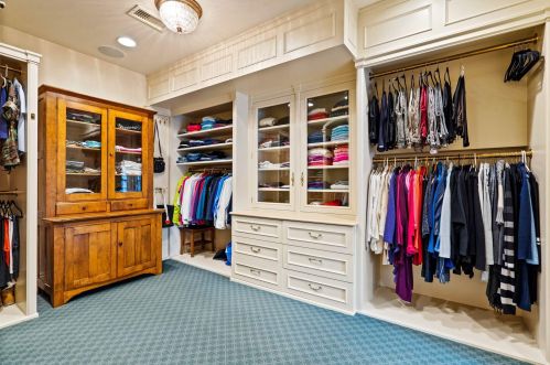 9303 Vly Hl Rd, Milwaukee WI 53217-1039 exterior