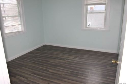 39 Waldinger St, Valley Stream NY 11580-3806 exterior