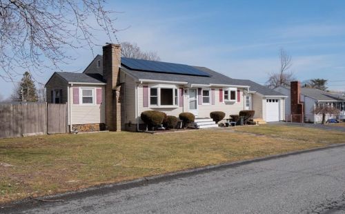 9 Roy Ave, Middletown, RI 02842-4544