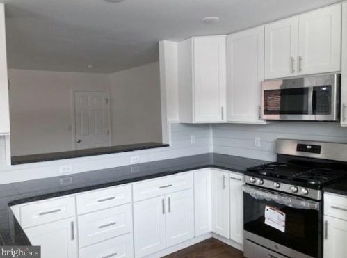 6802 Henry Ave, Philadelphia PA 19128-1522 exterior