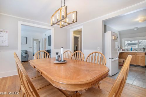 1302 Wealthy St, Grand Rapids MI 49506-2562 exterior