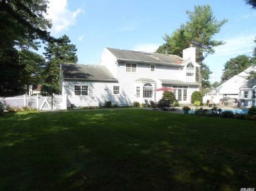 32 Pheasant Run Ln, Huntington Station NY 11746-8142 exterior