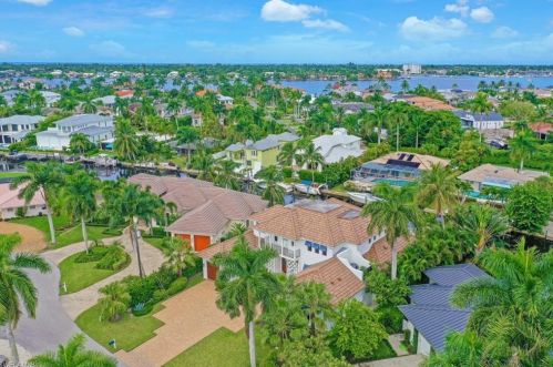 1501 Bluefin Ct, Naples FL 34102-1576 exterior