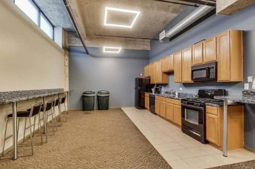 210 Desplaines St, Chicago IL  60661-5500 exterior