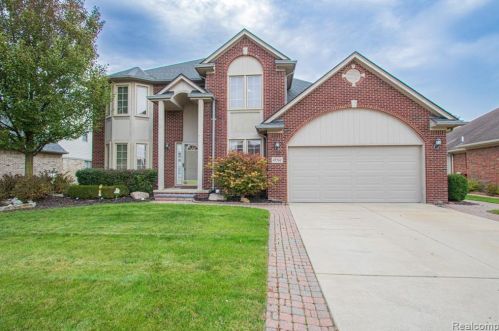 49566 Red Pine Dr, Macomb Township, MI 48044-1695