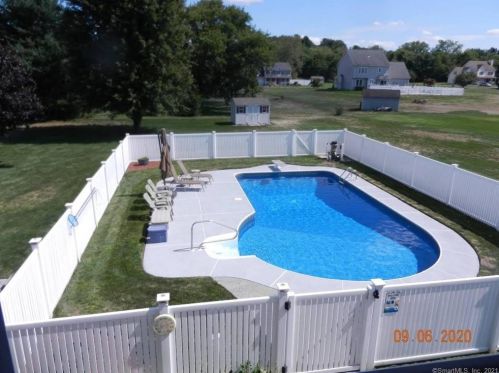 16 Misty Mdw Rd, Enfield CT 06082-3943 exterior