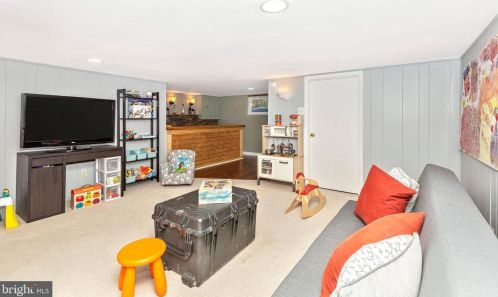 604 Forest Glen Rd, Silver Spring MD 20910-1122 exterior