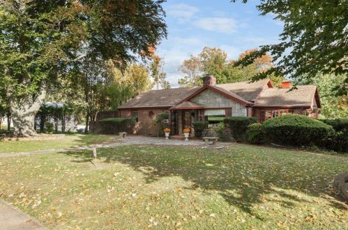 2 Primrose St, North Haven, CT 06473-2933