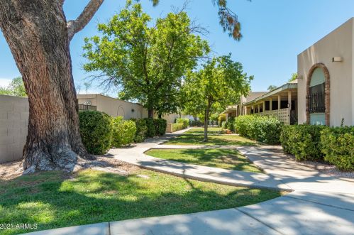 8145 Central Ave, Phoenix AZ 85020-3674 exterior