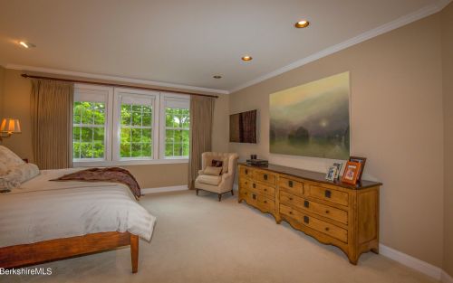 47 Fairwynds Dr, Lenox MA 01240-2729 exterior