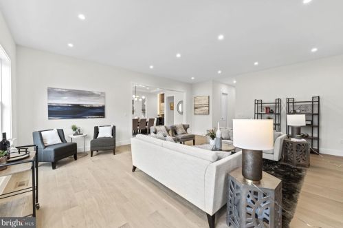 1327 Mayflower Dr, Mc Lean VA 22101-3405 exterior