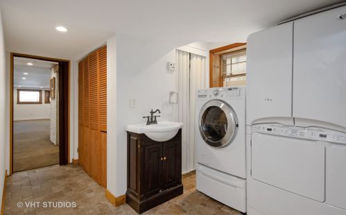 2013 Greenleaf Ave, Chicago IL 60645-3509 exterior