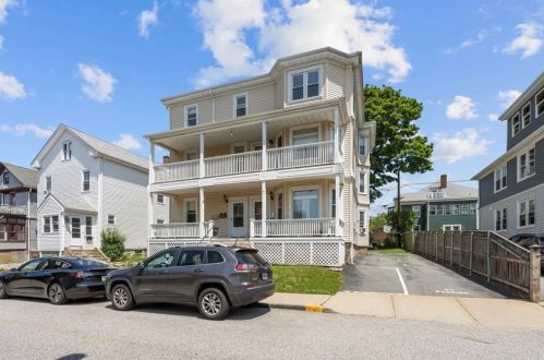 7 Bayview Ave, Middletown, RI 02840-2107