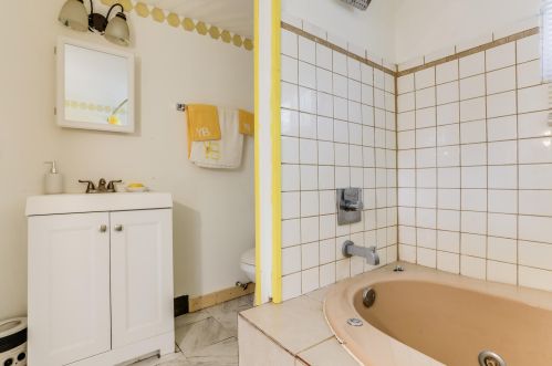 3746 2nd Ln, Milwaukee WI 53212-1516 exterior