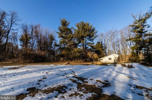 1110 Paxon Holw Rd, Media PA 19063-1116 exterior