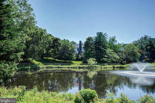 9400 Fox Hollow Dr, Rockville MD 20854-2083 exterior