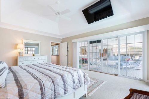 2221 Regal Way, Naples FL 34110-1020 exterior