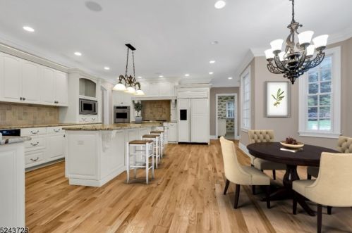 2 Caruso Ct, Bridgewater NJ 08807-2149 exterior