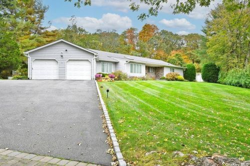 15 Astro Pl, Huntington Station, NY 11746-5728