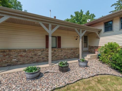 1529 Sunshine Ct, Chaska, MN 55318-1729