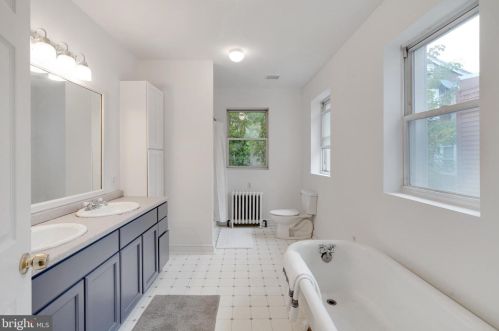 335 Manton St, Philadelphia PA 19146-3811 exterior