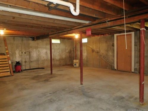 2 Somers Rd, Enfield CT 06082-3226 exterior