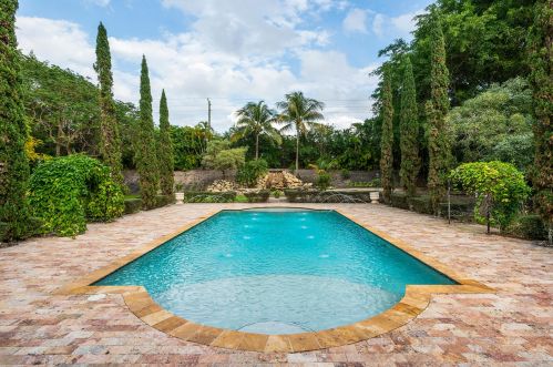 8060 Twin Lk Dr, Boca Raton FL 33496-1945 exterior