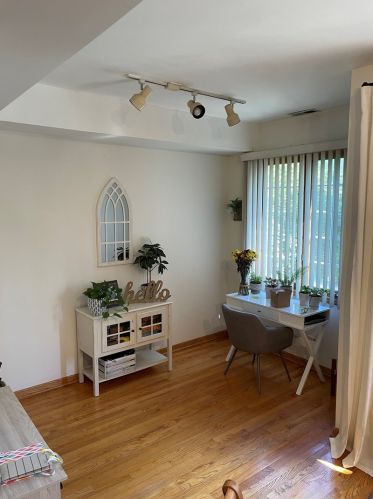 1330 Greenview Ave, Chicago IL 60626-5035 exterior