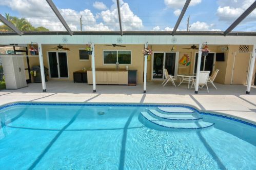 834 Walters Ter, Fort Pierce FL 34983-3963 exterior