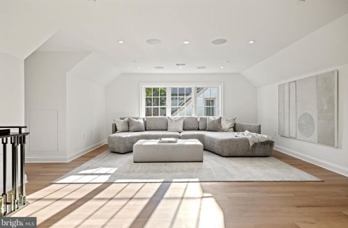 4511 Klingle St, Washington DC  20016-3580 exterior